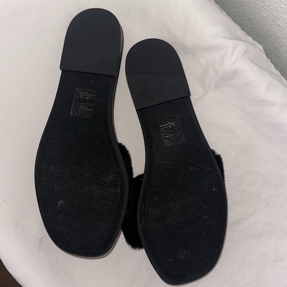 Women’s size 9, indoor outdoor slippers with fur. used in good condition - Picture 4 of 4